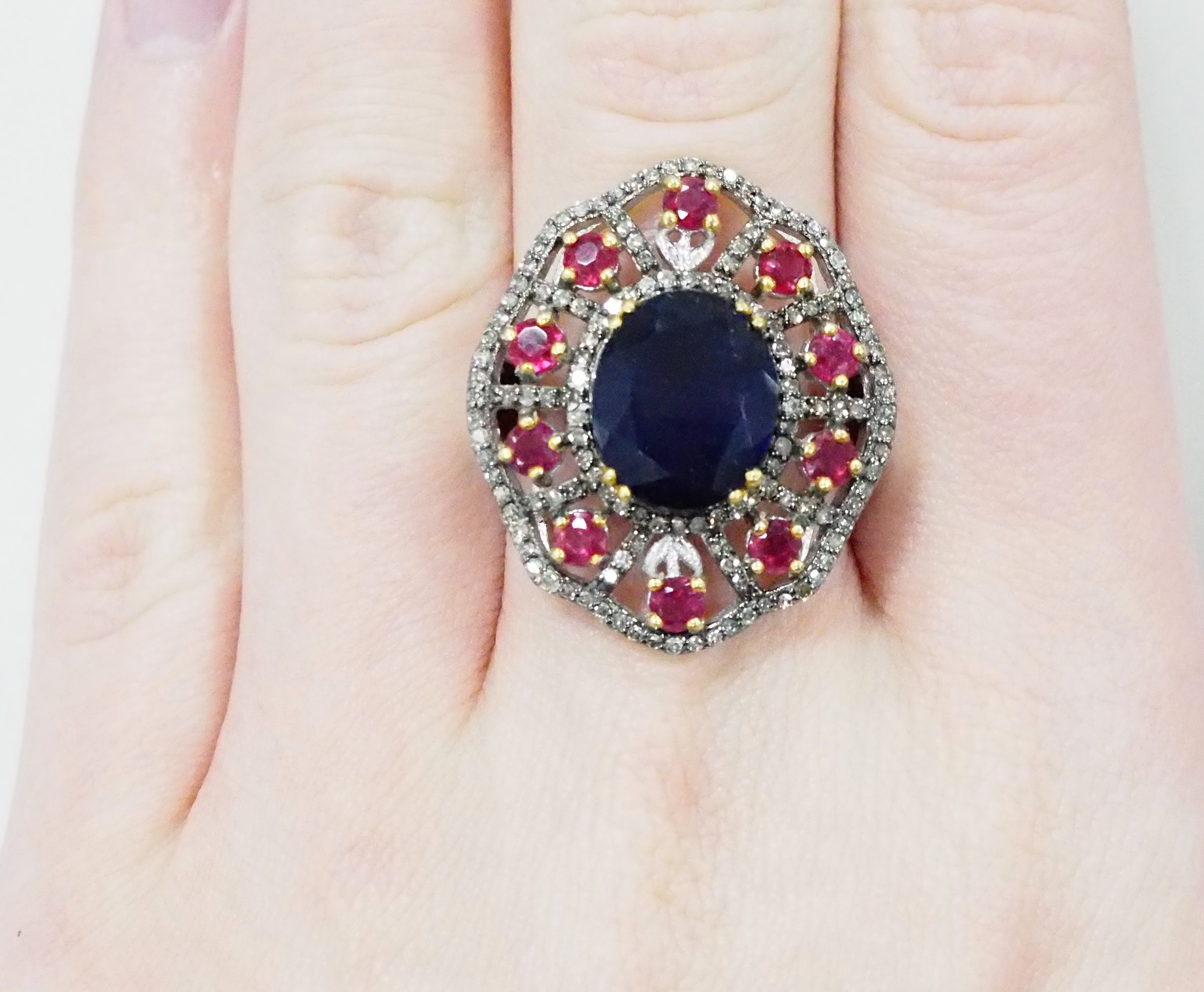 Серебряное кольцо 925 пробы; вставки 1 Агат зеленый; 12 Фианит бесцв.;